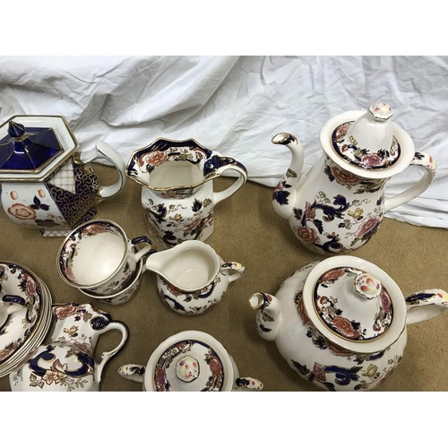 286 - Masons Mandalay Dinner and Tea ware, 72 pieces. Teapot, Coffeepot, cups and saucers, Dinner plates, ... 