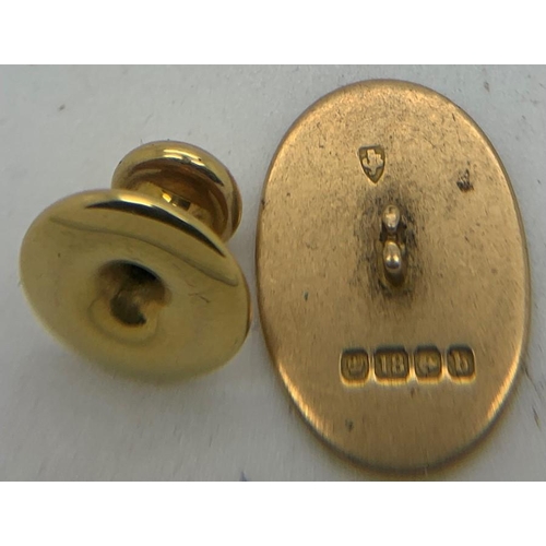 692 - An 18ct gold diamond set stud and an 18ct gold part cufflink. 3.6gms total weight.