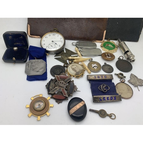 697 - Miscellany to include pocketwatch, Guinness pen knives, agate set brooch, locket, The Acme Guide whi... 