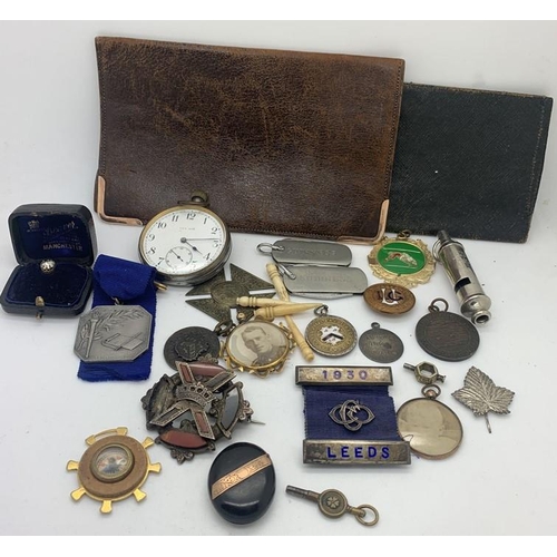 697 - Miscellany to include pocketwatch, Guinness pen knives, agate set brooch, locket, The Acme Guide whi... 