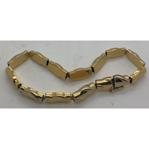 71 - Yellow metal bracelet marked .750. 13.9gms total.