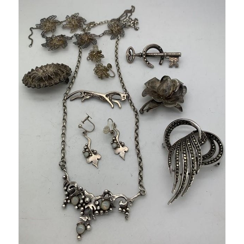 746 - Various vintage silver jewellery to include brooches, earrings, necklaces and a necklace and matchin... 