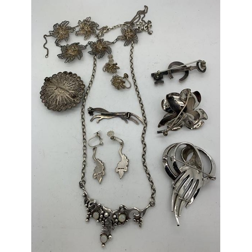 746 - Various vintage silver jewellery to include brooches, earrings, necklaces and a necklace and matchin... 