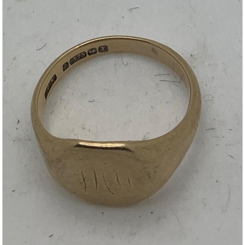 748 - A 9ct gold signet ring 5gms.Size P. Initials to the front.