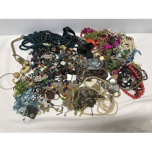 753 - Quantity of costume jewellery, necklaces, brooches, earrings, pendants etc.