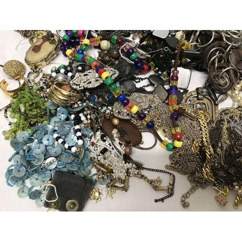 753 - Quantity of costume jewellery, necklaces, brooches, earrings, pendants etc.