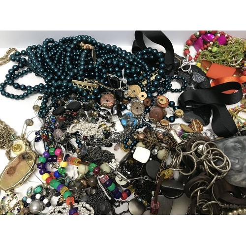 753 - Quantity of costume jewellery, necklaces, brooches, earrings, pendants etc.