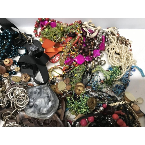 753 - Quantity of costume jewellery, necklaces, brooches, earrings, pendants etc.