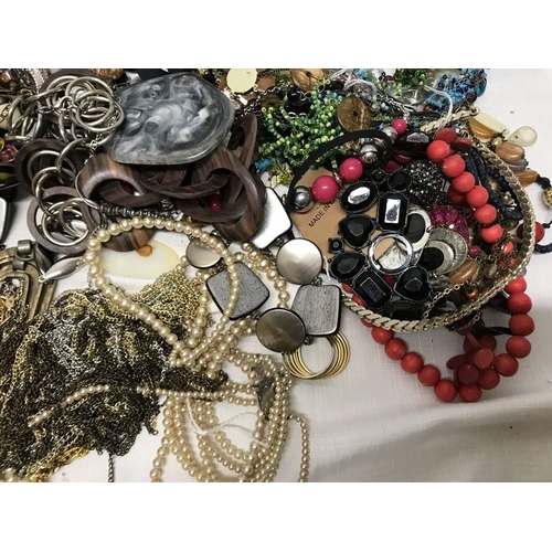 753 - Quantity of costume jewellery, necklaces, brooches, earrings, pendants etc.