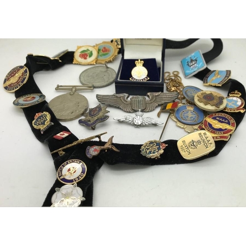 779 - A selection of WW II pin badges and a WW II medal including RAF and USAF pin badges, Scotts guards, ... 