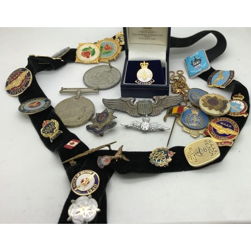 779 - A selection of WW II pin badges and a WW II medal including RAF and USAF pin badges, Scotts guards, ... 