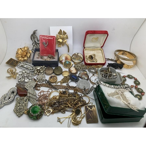 81 - A large quantity of vintage costume jewellery to include 19thC lockets, ''Hollywood'' brooch dress c... 