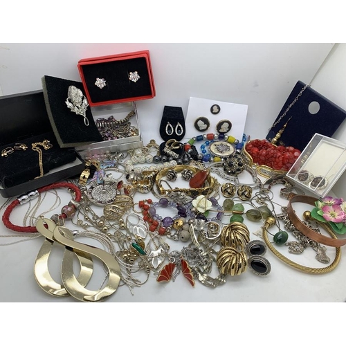 83 - A large quantity of mainly modern costume jewellery including .925 silver, earring bracelets, Pandor... 