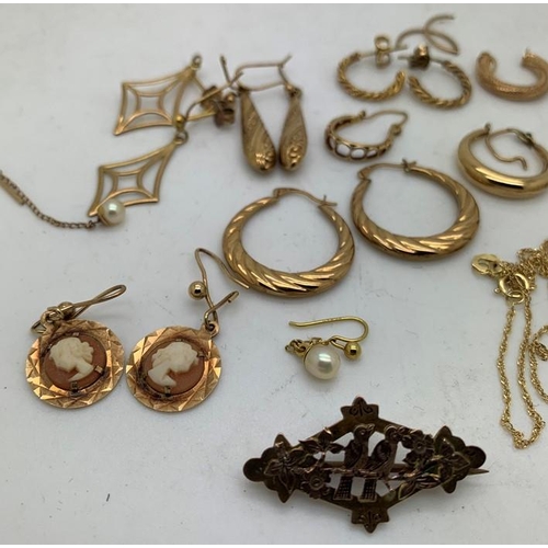 87 - A Victorian 9ct gold brooch, 9ct gold fine chain (broken) together with various gold earrings and ea... 