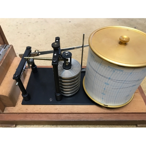 1168 - Vintage barograph. 17 x 28cms with brass carrying handle.