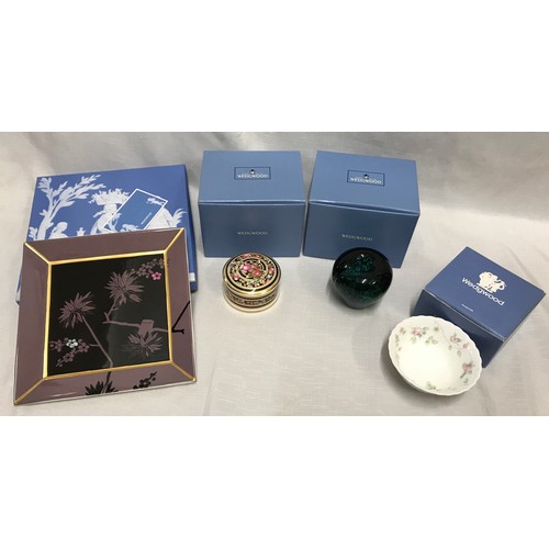 30 - Wedgwood selection to include a Prunus square tray 20cm, a Clio circular box 7.5cm d, a small Rosehi... 