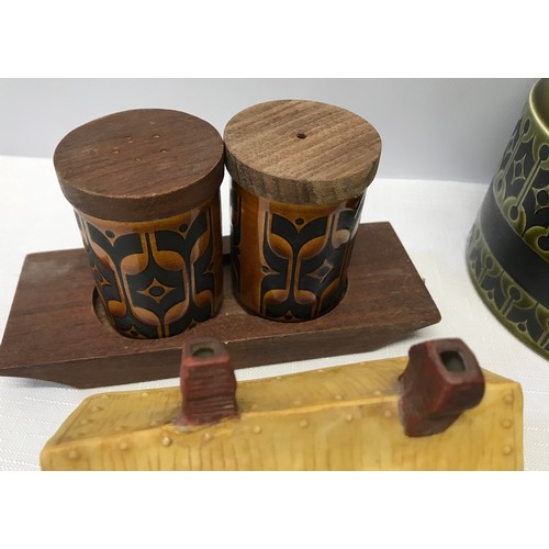55 - A mixed lot to include Hornsea Pottery coffee jar 11.5cm h and condiments on a teak tray, a large si... 
