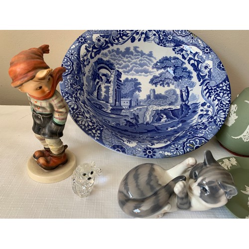 112 - A collection of ceramics to include a Copeland Spode Blue Italian bowl, a Wedgewood jasperware ashtr... 