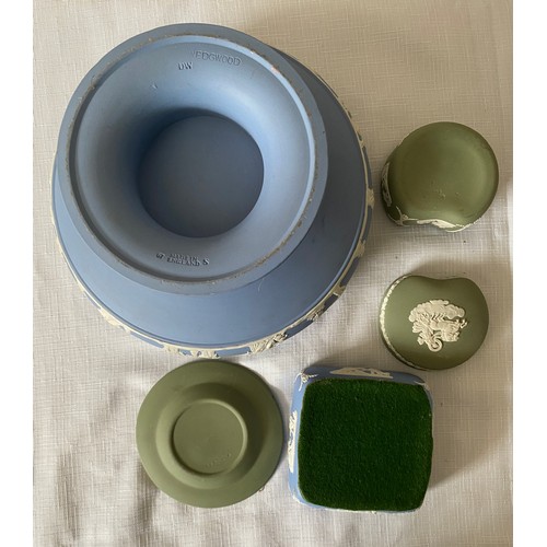 185 - A collection of ceramics to include 4 pieces of Wedgwood jasperware, a blue pedestal bowl 20cms d x ... 