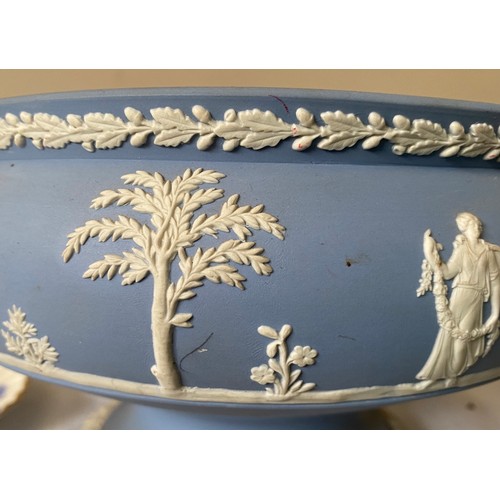 185 - A collection of ceramics to include 4 pieces of Wedgwood jasperware, a blue pedestal bowl 20cms d x ... 