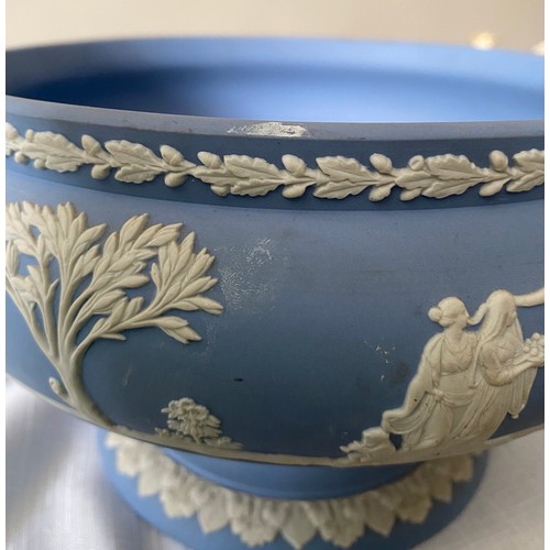 185 - A collection of ceramics to include 4 pieces of Wedgwood jasperware, a blue pedestal bowl 20cms d x ... 