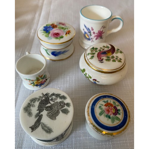 188 - A selection of trinket pots, miniature tankards and jug to include a Coalport miniature tankard, and... 