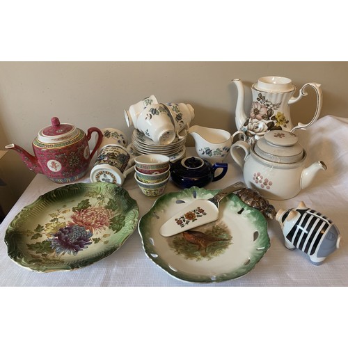 228 - A quantity of ceramics to include Colclough part teaservice, Wade tortoise, Royal Worcester birthday... 