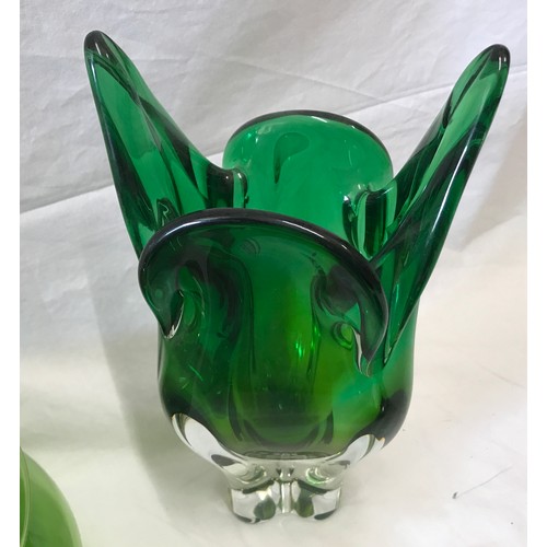 269 - A selection of green glassware to include a mid century Whitefriars bubble glass bowl 21cm d x 10.5c... 