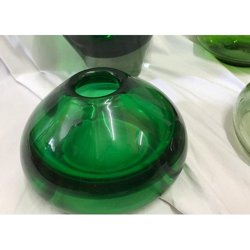 269 - A selection of green glassware to include a mid century Whitefriars bubble glass bowl 21cm d x 10.5c... 