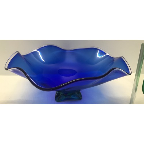 282 - A selection of glassware to include a Murano green Sommerso vase 12cms h, a Steve Lindars blue glass... 