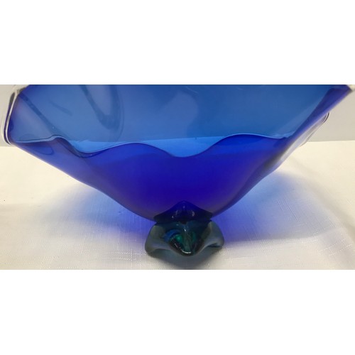 282 - A selection of glassware to include a Murano green Sommerso vase 12cms h, a Steve Lindars blue glass... 