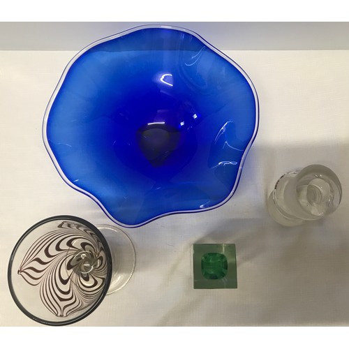 282 - A selection of glassware to include a Murano green Sommerso vase 12cms h, a Steve Lindars blue glass... 