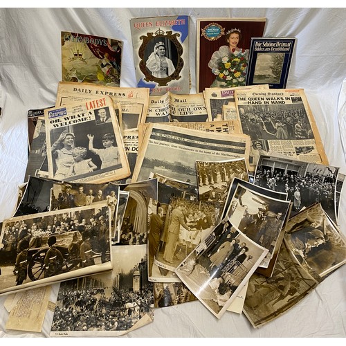 906 - A collection of Royal Family ephemera to include newspaper photo prints from the 40's and 50's,  a s... 