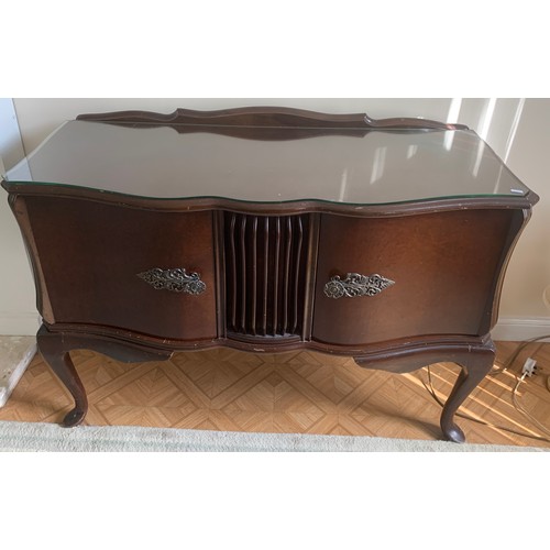 914 - A PYE Series Double 2 record player and radiogram in a cabinet. 110cms w x 7.5cmsh x 42cms d.