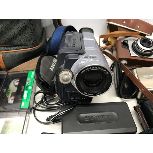 915 - A selection of cameras to include an Olympus Trip AF51, a Nikon TW Zoom and and AGFA Agnar together ... 