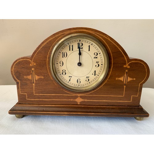 930 - An Edwardian inlaid mantle clock. 16.5cms x 25cms.