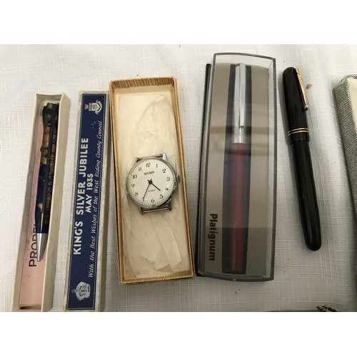 951 - Mixed lot, Swan Mabie Todd fountain pen, 14ct nib, Kings silver jubilee 1935 propelling pencil, Plat... 