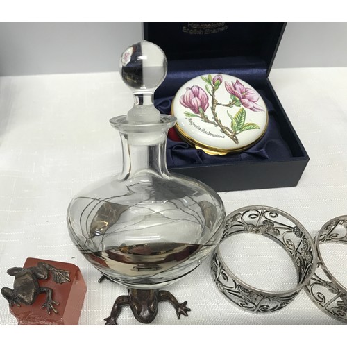 967 - Mixed lot to include a Royal Crown Derby Old Imari pin box, a Crummles Magnolia pin box, a Margaret ... 