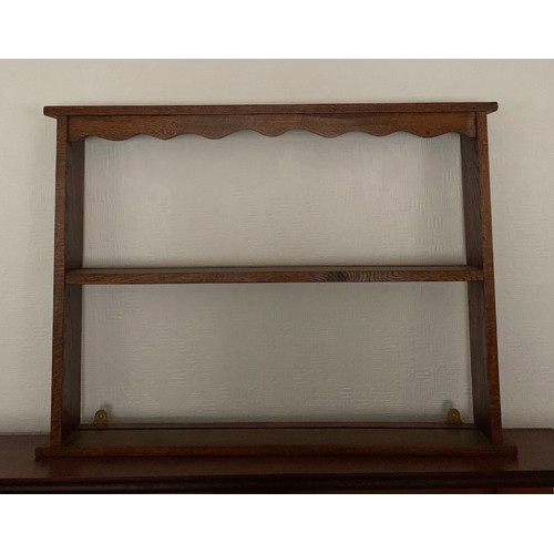 1512 - An oak wall hanging plate rack.