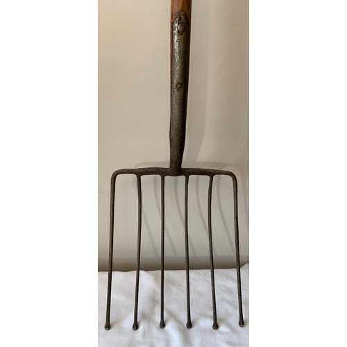 1517 - A vintage potato sippet/beet fork. 172cms l.