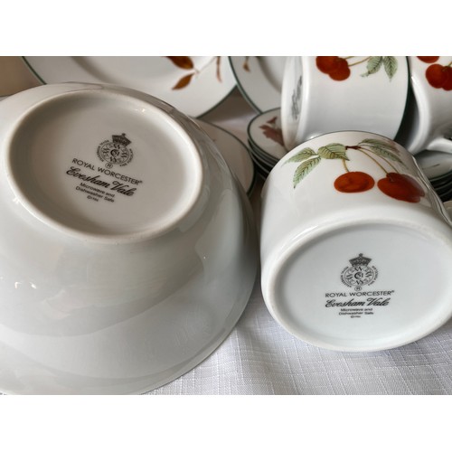 63 - A Royal Worcester Evesham Vale part dinner set to include 4 dinner plates 27cms d, 4 medium plates 2... 