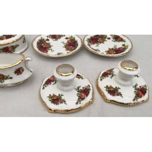 75 - A mixed selection of Old Country Roses comprising 17 pieces : side plate 21cms, saucers 16cms, pin d... 