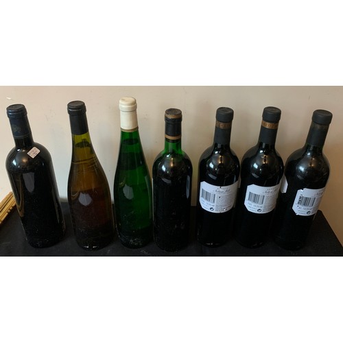 730 - Seven bottles of wine to include Chateau Cantermerle 1976, Chateau Cantemerle 1999. Sauvignon Blanc ... 