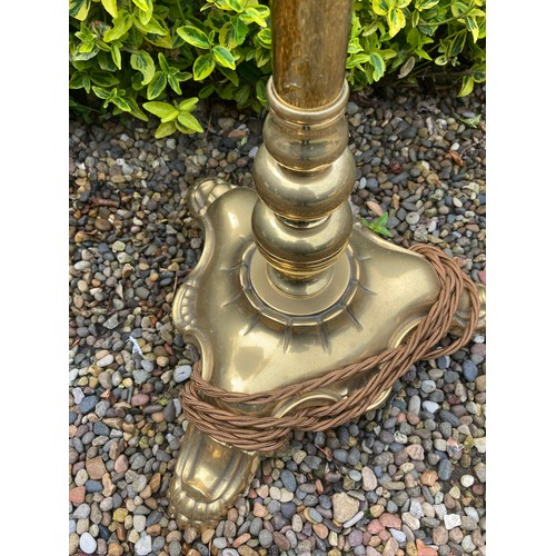 748 - A good quality Edwardian brass standard lamp with clear glass shade. 167cms h.