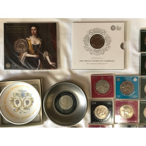 777 - A collection of 32 Royal Commemorative crowns to include 300th Anniversary of Queen Anne's Death.