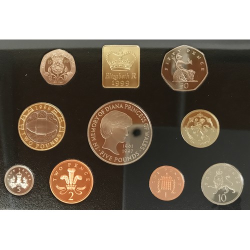 780 - Three boxed Royal Mint Deluxe Proof Coin Collection sets to include 1997 Deluxe Proof set, 1998 Delu... 