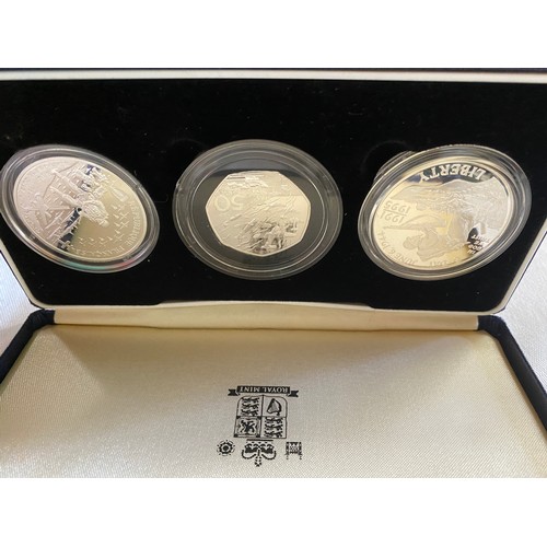 788 - Silver proof Piedfort coins to include 1992 10 pence coin, 1994 2 pound coin, 1990 5 pence coin toge... 