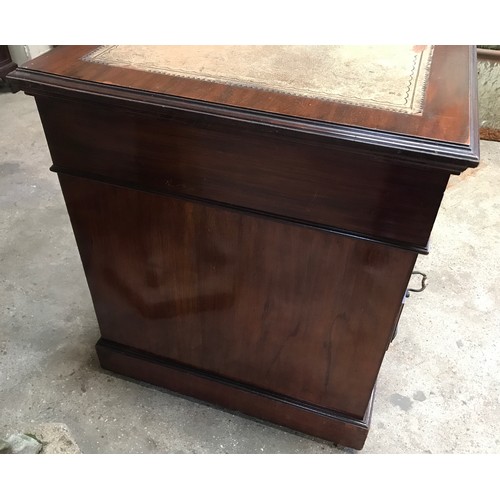 1362 - A mahogany twin pedestal desk with leather inlet top and nine drawers with locks but no key. 122cms ... 