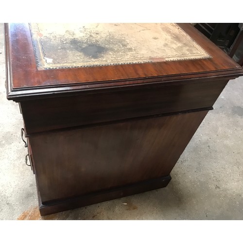 1362 - A mahogany twin pedestal desk with leather inlet top and nine drawers with locks but no key. 122cms ... 