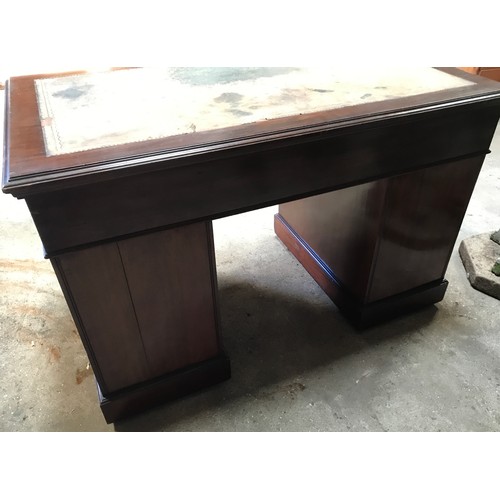 1362 - A mahogany twin pedestal desk with leather inlet top and nine drawers with locks but no key. 122cms ... 